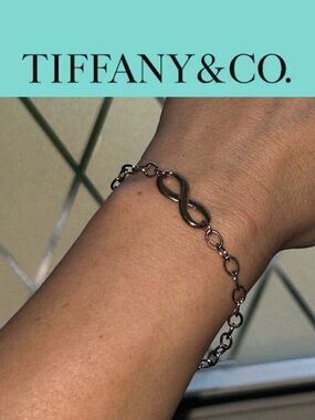 Tiffany & Co. Infinity Bracelet in Sterling Silver ♾️ ($350 MSRP)